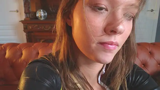 DemiDee online show from January 14, 8:18 am