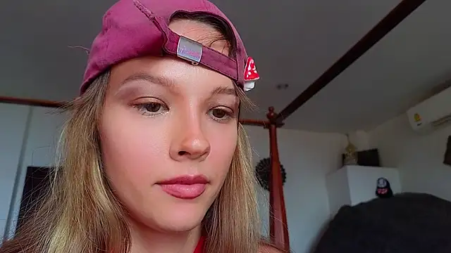 Snapshot of DemiDee chatting on March 9, 9:35 am DemiDee online show from March 9, 9:35 am