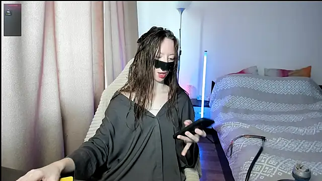 Snapshot of holyharlot chatting on March 17, 9:33 am holyharlot online show from March 17, 9:33 am