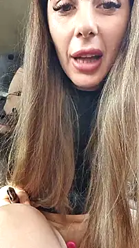 Snapshot of risky_emma_perfect02 chatting on February 27, 8:02 am risky emma perfect02 online show from February 27, 8:02 am