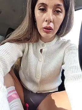 Snapshot of risky_emma_perfect02 chatting on February 7, 8:33 am risky emma perfect02 online show from February 7, 8:33 am