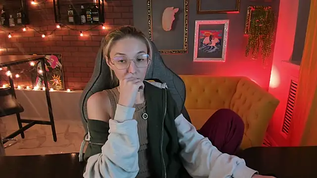 Snapshot of PhilippaAdamas chatting on September 8, 8:19 pm PhilippaAdamas online show from September 8, 8:19 pm