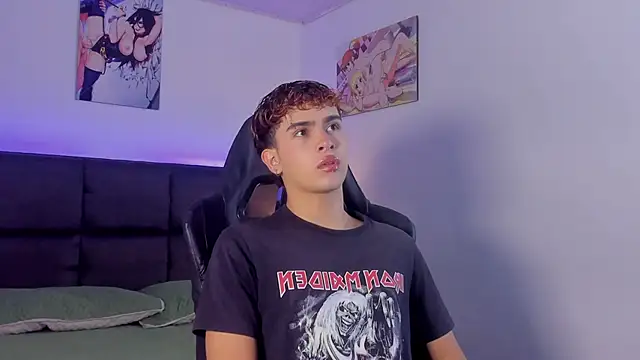 Aiiden 15 online show from October 27, 1:23 pm