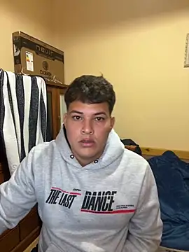 Snapshot of kjccuboy2000 chatting on February 6, 10:32 pm kjccuboy2000 online show from February 6, 10:32 pm