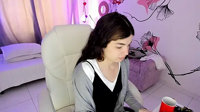 Isabela Fiorelli online show from February 12, 1:22 pm