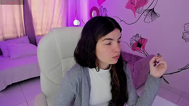 Isabela Fiorelli online show from May 8, 1:59 pm