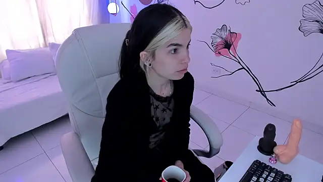 Isabela Fiorelli online show from September 9, 2:04 pm
