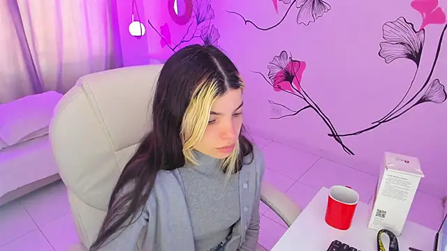 Isabela Fiorelli online show from November 21, 1:32 pm