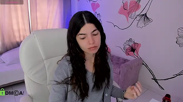 Isabela Fiorelli online show from June 29, 1:55 pm