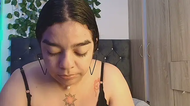 Snapshot of lauravince chatting on June 5, 12:04 am lauravince online show from June 5, 12:04 am