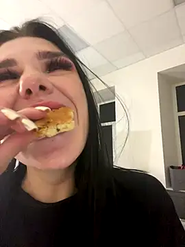 MaeveMoon online show from November 28, 6:30 pm