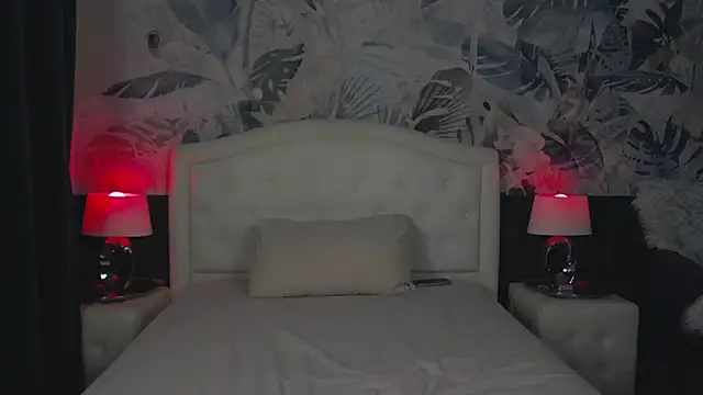 MaeveMoon online show from April 6, 7:04 pm