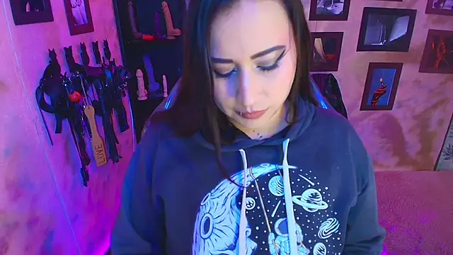 cherryy bombshelll online show from February 13, 5:35 pm