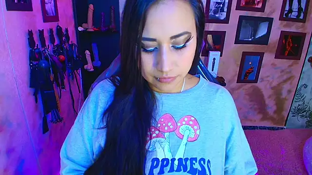 Snapshot of cherryy_bombshelll chatting on November 2, 8:36 pm cherryy bombshelll online show from November 2, 8:36 pm