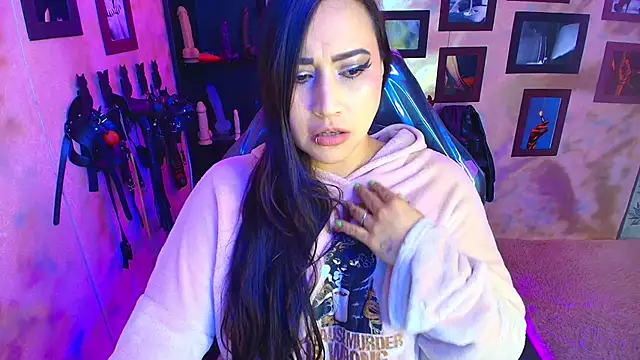 cherryy bombshelll online show from February 6, 6:15 pm