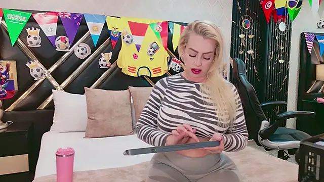 SophieWinsloow online show from July 2, 12:22 pm