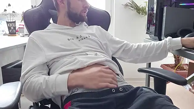 ademandjulia online show from February 5, 12:23 pm