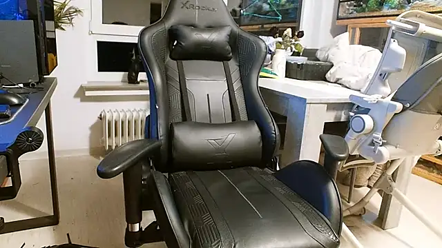 ademandjulia online show from February 21, 9:50 pm