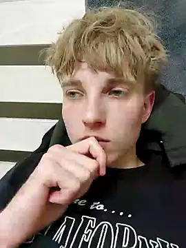 Snapshot of And25bn chatting on October 4, 10:22 pm And25bn online show from October 4, 10:22 pm