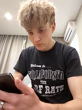 Snapshot of And25bn chatting on October 25, 4:18 pm And25bn online show from October 25, 4:18 pm