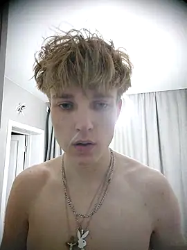 Snapshot of And25bn chatting on October 18, 10:01 pm And25bn online show from October 18, 10:01 pm