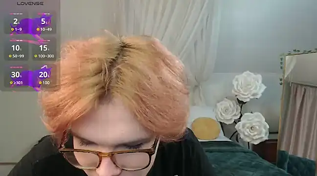 Snapshot of LouiseCoke chatting on February 11, 11:44 pm LouiseCoke online show from February 11, 11:44 pm