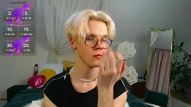 Snapshot of LouiseCoke chatting on March 8, 12:22 am LouiseCoke online show from March 8, 12:22 am