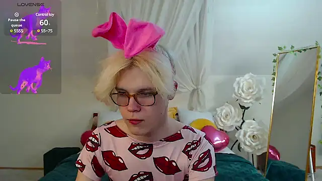 Snapshot of LouiseCoke chatting on March 11, 5:13 pm LouiseCoke online show from March 11, 5:13 pm