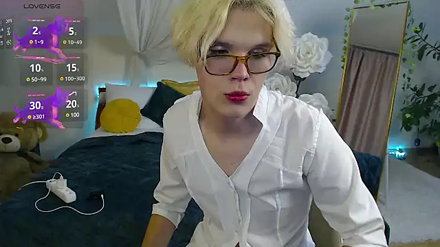 Snapshot of LouiseCoke chatting on March 15, 12:36 am LouiseCoke online show from March 15, 12:36 am