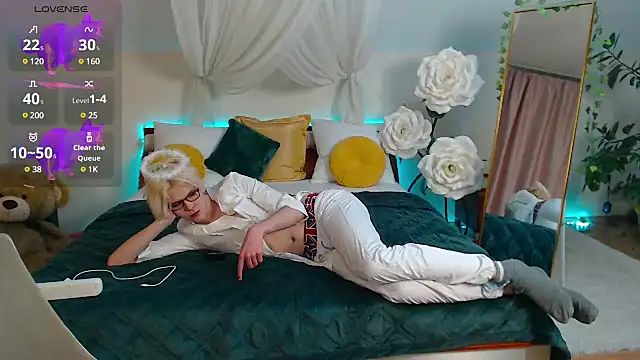 Snapshot of LouiseCoke chatting on March 15, 3:40 am LouiseCoke online show from March 15, 3:40 am