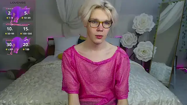 Snapshot of LouiseCoke chatting on March 19, 8:11 pm LouiseCoke online show from March 19, 8:11 pm