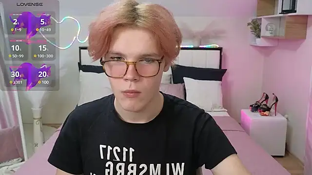 Snapshot of LouiseCoke chatting on February 12, 9:33 pm LouiseCoke online show from February 12, 9:33 pm