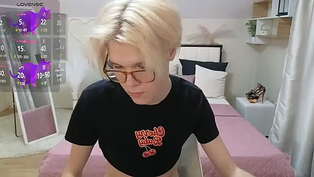 Snapshot of LouiseCoke chatting on March 9, 6:11 pm LouiseCoke online show from March 9, 6:11 pm