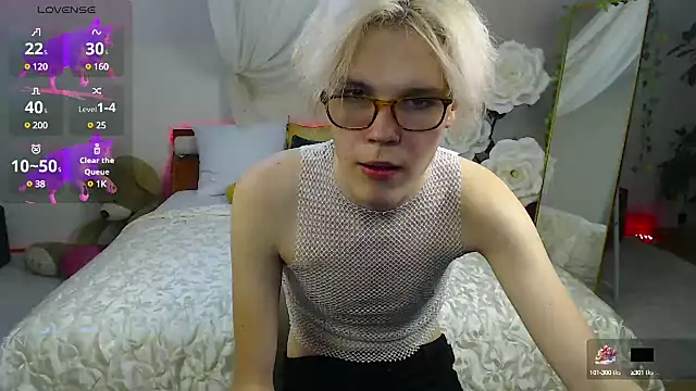 Snapshot of LouiseCoke chatting on March 18, 5:55 pm LouiseCoke online show from March 18, 5:55 pm