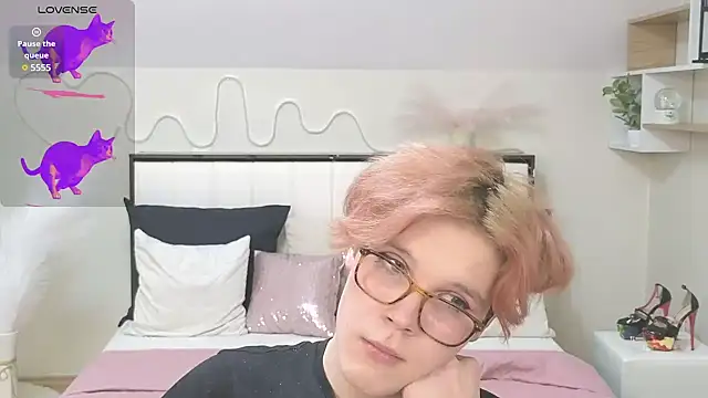 Snapshot of LouiseCoke chatting on February 14, 12:30 am LouiseCoke online show from February 14, 12:30 am