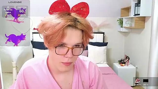 Snapshot of LouiseCoke chatting on March 5, 12:49 am LouiseCoke online show from March 5, 12:49 am