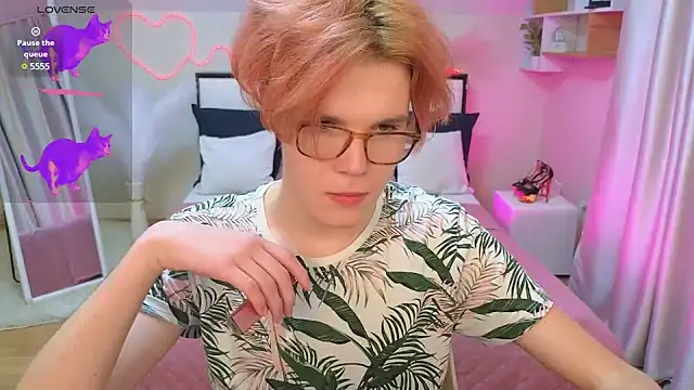 Snapshot of LouiseCoke chatting on February 18, 10:14 pm LouiseCoke online show from February 18, 10:14 pm