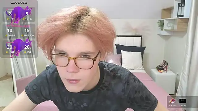 Snapshot of LouiseCoke chatting on February 17, 3:00 pm LouiseCoke online show from February 17, 3:00 pm