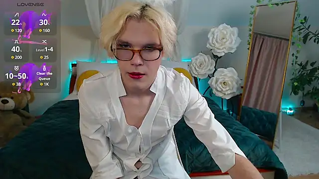 Snapshot of LouiseCoke chatting on March 14, 9:00 pm LouiseCoke online show from March 14, 9:00 pm