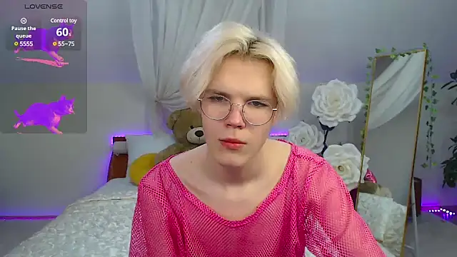 Snapshot of LouiseCoke chatting on March 20, 5:04 pm LouiseCoke online show from March 20, 5:04 pm