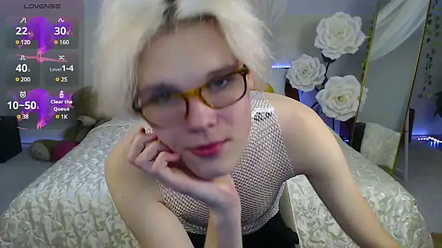 Snapshot of LouiseCoke chatting on March 19, 12:04 am LouiseCoke online show from March 19, 12:04 am