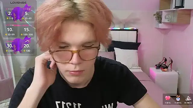 Snapshot of LouiseCoke chatting on February 13, 12:35 am LouiseCoke online show from February 13, 12:35 am