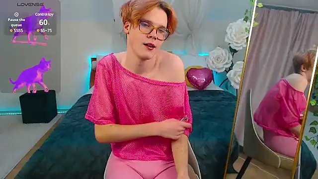 Snapshot of LouiseCoke chatting on February 19, 9:36 pm LouiseCoke online show from February 19, 9:36 pm