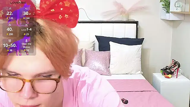 Snapshot of LouiseCoke chatting on March 4, 9:43 pm LouiseCoke online show from March 4, 9:43 pm