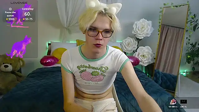 Snapshot of LouiseCoke chatting on March 13, 11:38 pm LouiseCoke online show from March 13, 11:38 pm