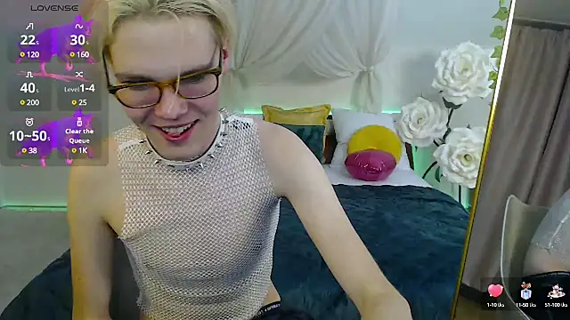 Snapshot of LouiseCoke chatting on March 11, 11:58 pm LouiseCoke online show from March 11, 11:58 pm