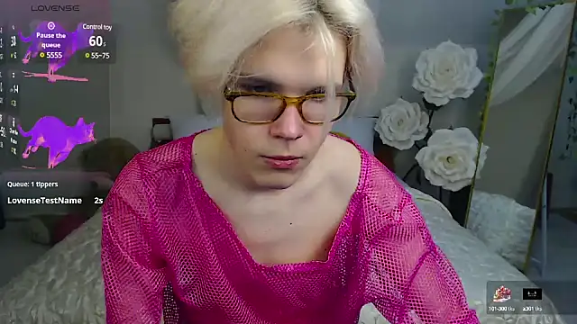 Snapshot of LouiseCoke chatting on March 19, 5:06 pm LouiseCoke online show from March 19, 5:06 pm