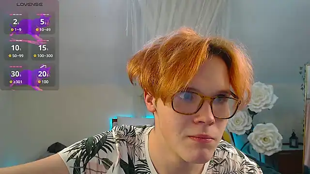 Snapshot of LouiseCoke chatting on February 19, 6:32 pm LouiseCoke online show from February 19, 6:32 pm