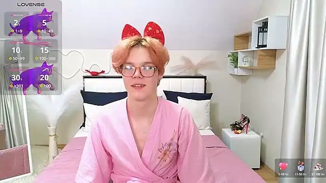 Snapshot of LouiseCoke chatting on March 5, 3:51 am LouiseCoke online show from March 5, 3:51 am