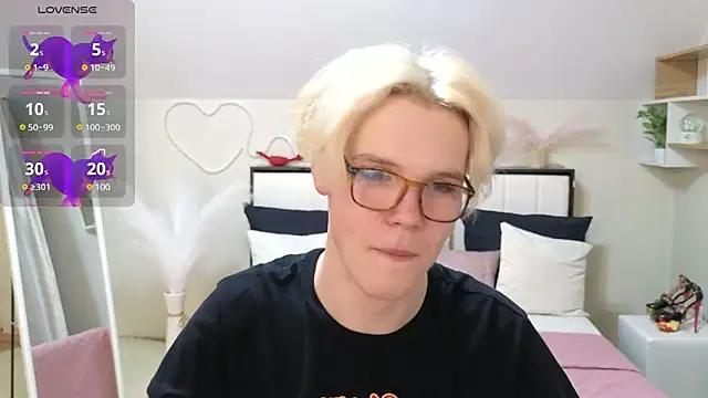 Snapshot of LouiseCoke chatting on March 9, 9:14 pm LouiseCoke online show from March 9, 9:14 pm